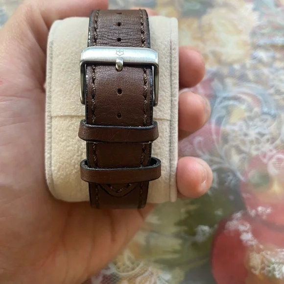 VICTORINOX
Chrono Classic Champagne Dial Men's Watch - Picture 5 of 9